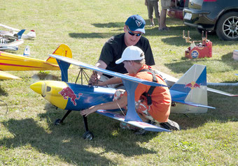 Vater und Sohn haben Spaß am Modellflugsport © UMSC Bussard.jpg